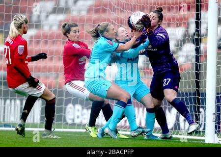 Tottenham Hotspur femmes Angela Addison et Tottenham Hotspur femmes Rianna Dean entrent en collision avec la gardien de but de Manchester United femmes Mary Earps Banque D'Images