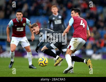 James Maddison (à gauche) et Jack Cork (à droite) de Leicester City affrontent le ballon Banque D'Images