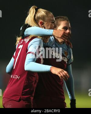 L'Alisha Lehmann (à gauche) de West Ham United célèbre après le dernier murmure Banque D'Images