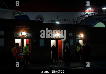 Les fans arrivent à Bramall Lane avant le match Banque D'Images