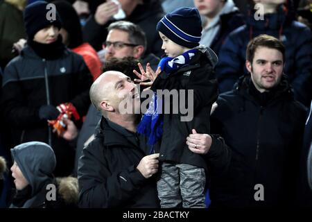 Un jeune fan d'Everton dans les tribunes avant le match Banque D'Images