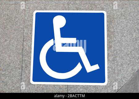 Le symbole d'un fauteuil roulant au sol de la gare du ciel indique une zone de fauteuil roulant. Banque D'Images