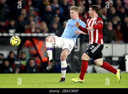 Kevin de Bruyne (à gauche) de Manchester City et John Fleck, de Sheffield United, affrontent le ballon Banque D'Images