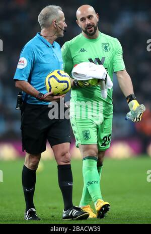 Aston Villa's Pepe Reina (centre droit) parle avec l'arbitre de match Martin Atkinson (centre gauche) à mi-temps Banque D'Images