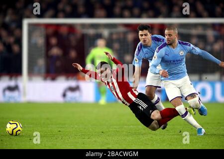 John Fleck (à gauche) de Sheffield United est fouillé par Rodrigo de Manchester City Banque D'Images