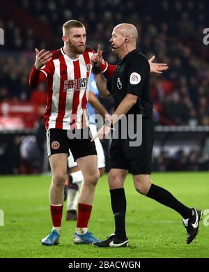 Oliver McBurnie (à gauche) de Sheffield United a des mots avec l'arbitre Lee Mason Banque D'Images