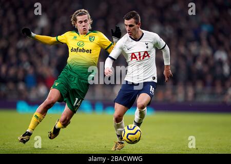 Todd Cantwell de Norwich City (à gauche) et Giovani Lo Celso de Tottenham Hotspur se battent pour le ballon Banque D'Images