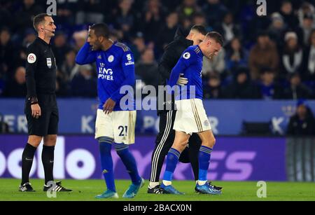 Jamie Vardy (à droite) de Leicester City quitte le terrain après une blessure Banque D'Images