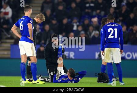 Jamie Vardy (centre) de Leicester City prend une blessure Banque D'Images