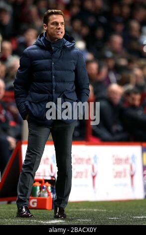 Scott Parker, responsable de Fulham, fait des gestes sur le touchline Banque D'Images