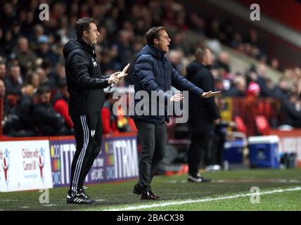 Scott Parker, responsable de Fulham, fait des gestes sur le touchline Banque D'Images