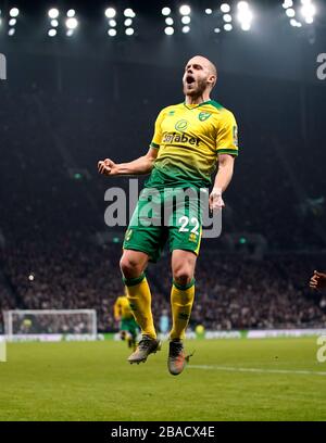 Teemu Pukki, de Norwich City, célèbre son premier but du jeu à l'endroit de la pénalité Banque D'Images