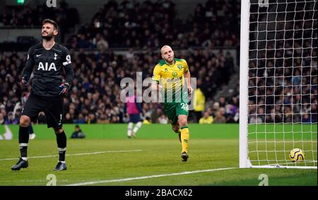 Teemu Pukki, de Norwich City, célèbre son premier but du jeu à l'endroit de la pénalité Banque D'Images