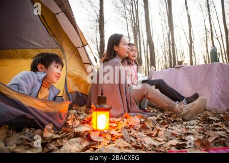 Sortie de plein air de famille heureuse Banque D'Images