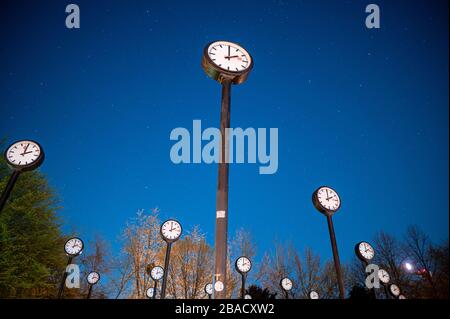 Düsseldorf, Allemagne. 26 mars 2020. L'œuvre 'Zeitfeld' de Klaus Rinke dans le Volksgarten. Les horloges pointent à deux heures dans la nuit. Le 29.03. Les horloges sont réglées à l'heure d'été. Crédit: Fabian Strauch/dpa/Alay Live News Banque D'Images