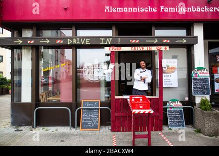 Weil am Rhein, Allemagne. 26 mars 2020. Le maître boulanger Simon Fritz se tient dans la fenêtre de la conduite improvisée de sa boulangerie. Le commerce de détail est déjà aux prises avec les conséquences de l'épidémie de corona et la baisse des ventes qui y est associée. Crédit: Philipp von Ditfurth/dpa/Alay Live News Banque D'Images