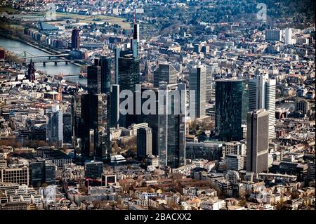 26 mars 2020, Hessen, Francfort-sur-le-Main: Le centre-ville de Francfort-sur-le-Main avec le quartier bancaire, pris comme photo aérienne d'un avion. Photo: Uli Deck/dpa Banque D'Images