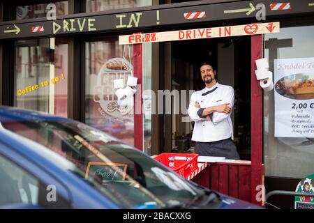 Weil am Rhein, Allemagne. 26 mars 2020. Le maître boulanger Simon Fritz se tient dans la fenêtre de la conduite improvisée de sa boulangerie. Le commerce de détail est déjà aux prises avec les conséquences de l'épidémie de corona et la baisse des ventes qui y est associée. Crédit: Philipp von Ditfurth/dpa/Alay Live News Banque D'Images