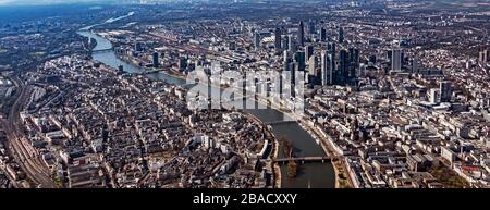 26 mars 2020, Hessen, Francfort-sur-le-Main: Le centre-ville de Francfort-sur-le-Main avec le quartier bancaire (r), pris comme photo aérienne d'un avion. Photo: Uli Deck/dpa Banque D'Images