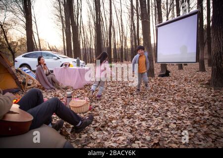 Bonne famille jouant au camping en plein air Banque D'Images