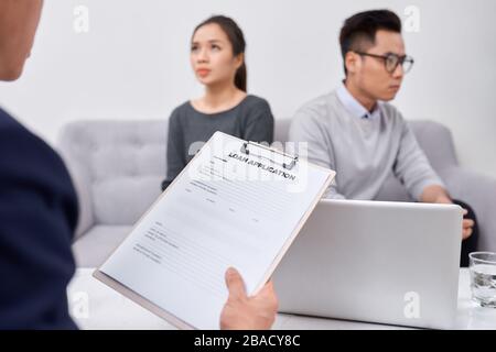 Jeune couple en colère de triché les investisseurs qui détiennent des documents soutenant homme agent immobilier, escroqué des acheteurs de bien protéger leurs droits, trop Banque D'Images