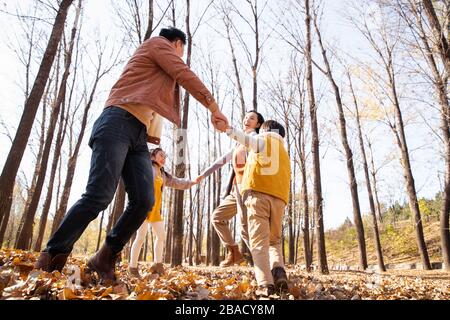 Bonne famille de quatre personnes en plein air Banque D'Images