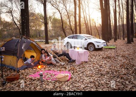 Bonne famille jouant au camping en plein air Banque D'Images