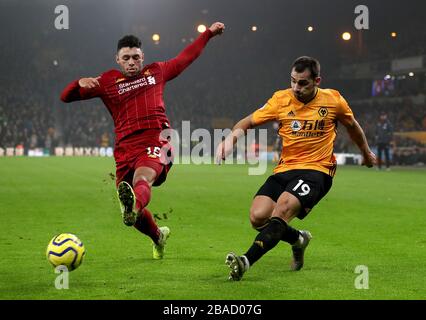 Alex Oxlade-Chamberlain (à gauche) et Jonny (à droite) de Wolverhampton Wanderers de Liverpool affrontent le ballon Banque D'Images