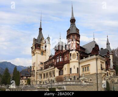 Célèbre château de Peles et jardin ornemental en Roumanie, site touristique des montagnes de Carpates en Europe Banque D'Images