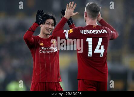 Jordan Henderson (droite) de Liverpool célèbre la victoire après le coup de sifflet final avec Takumi Minamino (gauche) Banque D'Images