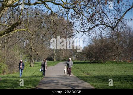 Londres, Royaume-Uni. 26 mars 2020. La photo prise le 26 mars 2020 montre des gens marchant à Primrose Hill à Londres, en Grande-Bretagne. Le gouvernement britannique a déclaré jeudi que le nombre de cas confirmés de COVID-19 dans le pays était passé à 11 658, les décès d'une journée ayant atteint 100 pour la première fois depuis l'apparition de la maladie. Crédit: Han Yan/Xinhua/Alay Live News Banque D'Images