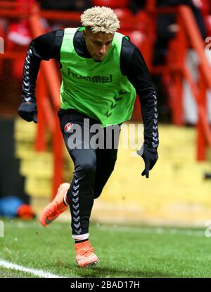 Le Lyle Taylor de Charlton Athletic se réchauffe en marge Banque D'Images