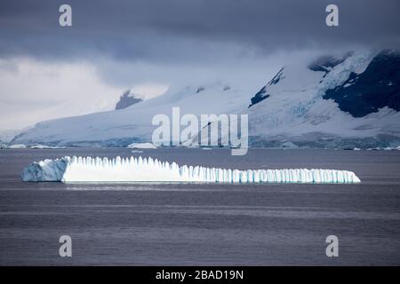 Iceberg dans la Manche Lemaire, péninsule Antarctique Banque D'Images