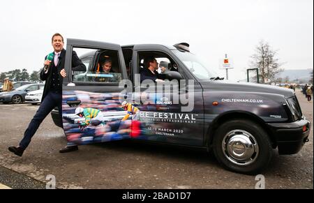 Ed Chamberlin et Ollie Jackson d'ITV lors d'un tournage dans un taxi de marque Cheltenham Festival pendant la fête des essais du festival à l'hippodrome de Cheltenham. Banque D'Images