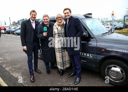 Ed Chamberlin et Ollie Jackson d'ITV lors d'un tournage dans un taxi de marque Cheltenham Festival pendant la fête des essais du festival à l'hippodrome de Cheltenham. Banque D'Images