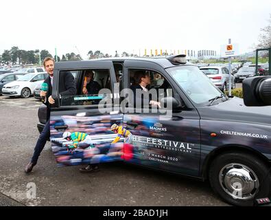 Ed Chamberlin et Ollie Jackson d'ITV lors d'un tournage dans un taxi de marque Cheltenham Festival pendant la fête des essais du festival à l'hippodrome de Cheltenham. Banque D'Images