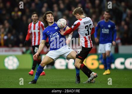 Caglar Soyuncu (à gauche) et Mads Roerslev Rasmussen de Leicester City affrontent le ballon Banque D'Images