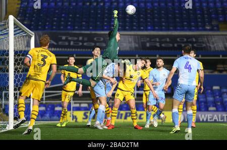 Le gardien de but de Milton Keynes Dons Lee Nicholls frappe le ballon contre Coventry City Banque D'Images