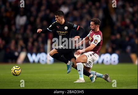 Joao Cancelo de Manchester City (à gauche) et Danny Drinkwater d'Aston Villa pour le ballon Banque D'Images