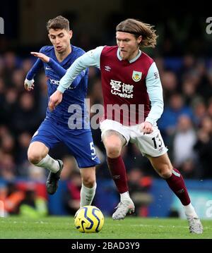 Jeff Hendrick de Burnley (à droite) en action avec Jorginho de Chelsea Banque D'Images