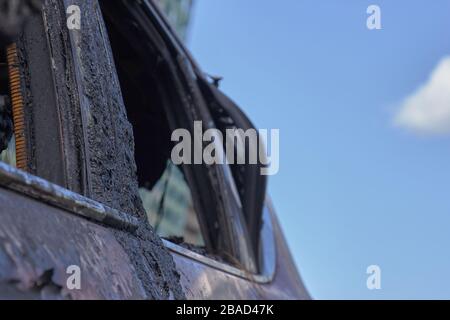 la ville a brûlé des voitures, quelques détails après un incendie dans l'un des quartiers de la ville Banque D'Images