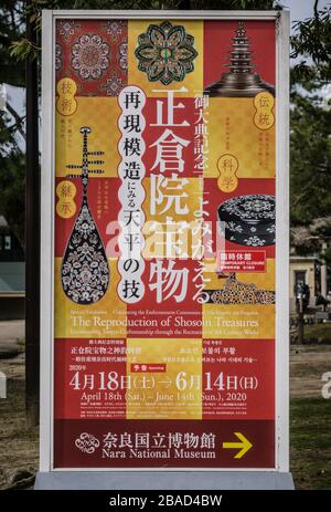 Avis à l'extérieur du Musée national de Nara, Nara, Japon, indiquant la fermeture d'une exposition due au coronavirus Banque D'Images