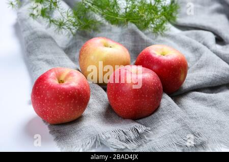 Quatre pommes rouges Banque D'Images