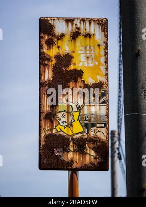 Panneau d'avertissement rouillé sur une rue à Nara, Japon. Ce panneau avertit les enfants qui jouent dans la rue. Banque D'Images