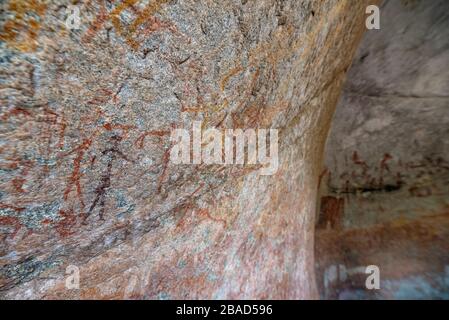 Art rupestre de San dans la grotte de Silozwane, parc national de Matobo, Zimbabwe Banque D'Images