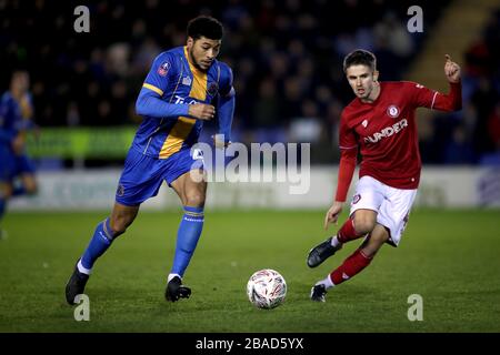 Josh Laurent (à gauche) de Shrewsbury Town et Adam Nagy de Bristol City se battent pour le ballon Banque D'Images