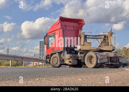 une roue de camion explose a causé un accident sur la route. Banque D'Images