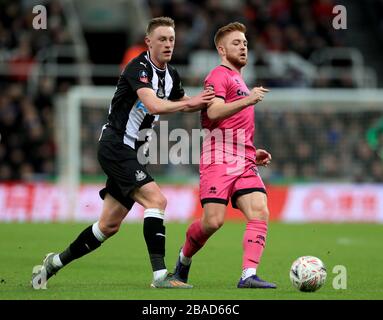 Sean Longstaff (à gauche) de Newcastle United et les camps Callum de Rochdale (à droite) se battent pour le ballon Banque D'Images