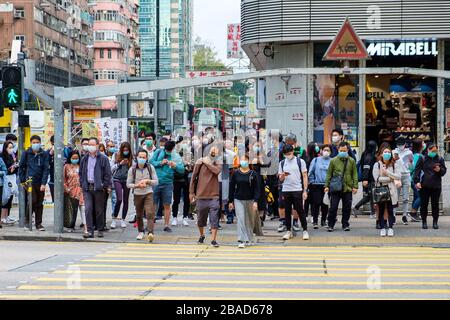 Hong Kong -05 mars 2020: Le nouveau virus corona se répand encore dans le monde entier, les piétons portent des masques de protection tout en traversant la route au milieu de la Mong Kok Banque D'Images
