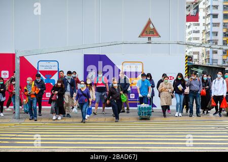 Hong Kong -05 mars 2020: Le nouveau virus corona se répand encore dans le monde entier, les piétons portent des masques de protection tout en traversant la route au milieu de la Mong Kok Banque D'Images